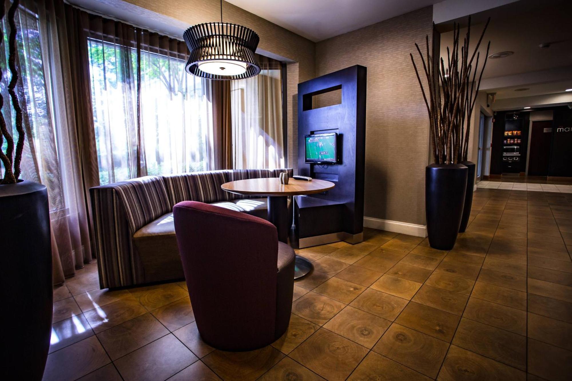 מלון Courtyard Memphis East/Bill Morris Parkway מראה חיצוני תמונה